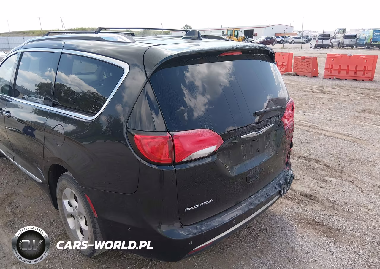 2017 Chrysler Pacifica Touring-L Plus VIN:2C4RC1EG9HR757426 - 13