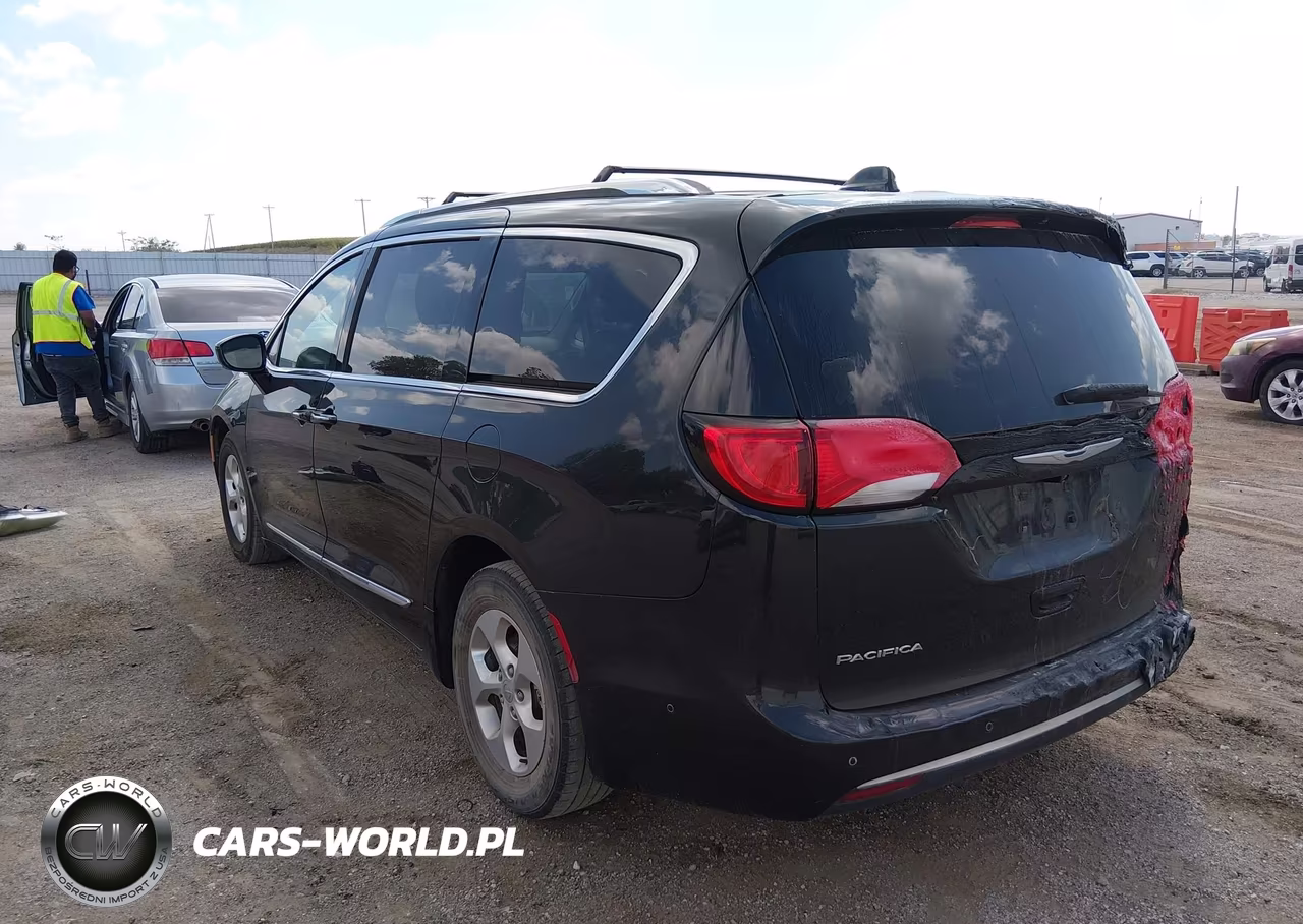 2017 Chrysler Pacifica Touring-L Plus VIN:2C4RC1EG9HR757426 - 3