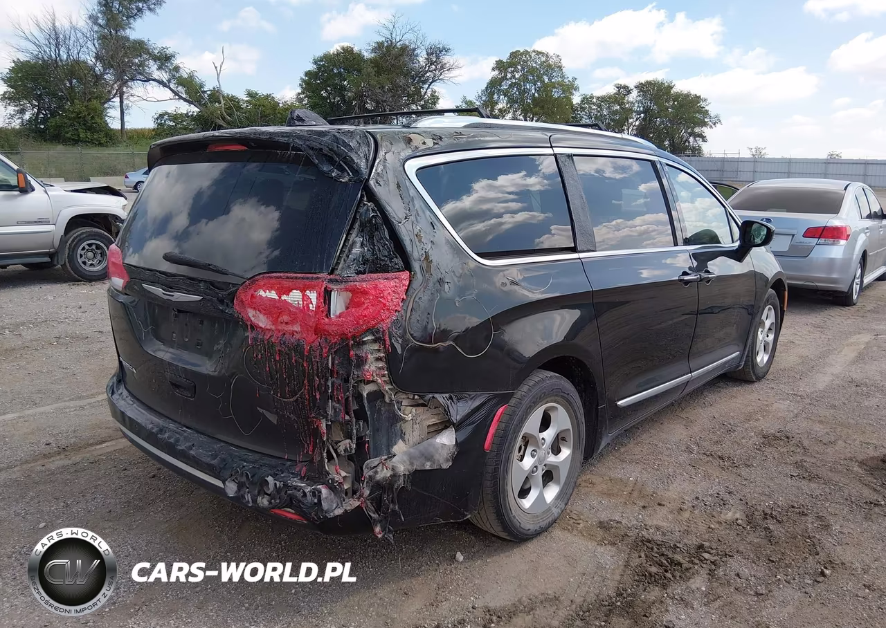 2017 Chrysler Pacifica Touring-L Plus VIN:2C4RC1EG9HR757426 - 4