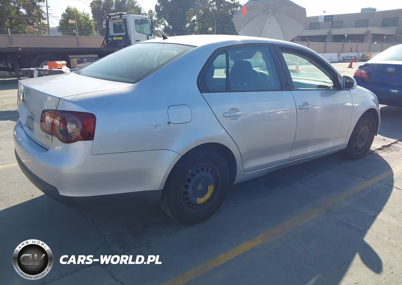 2010 Volkswagen Jetta S VIN:3VWJZ7AJ5AM013851 - 4