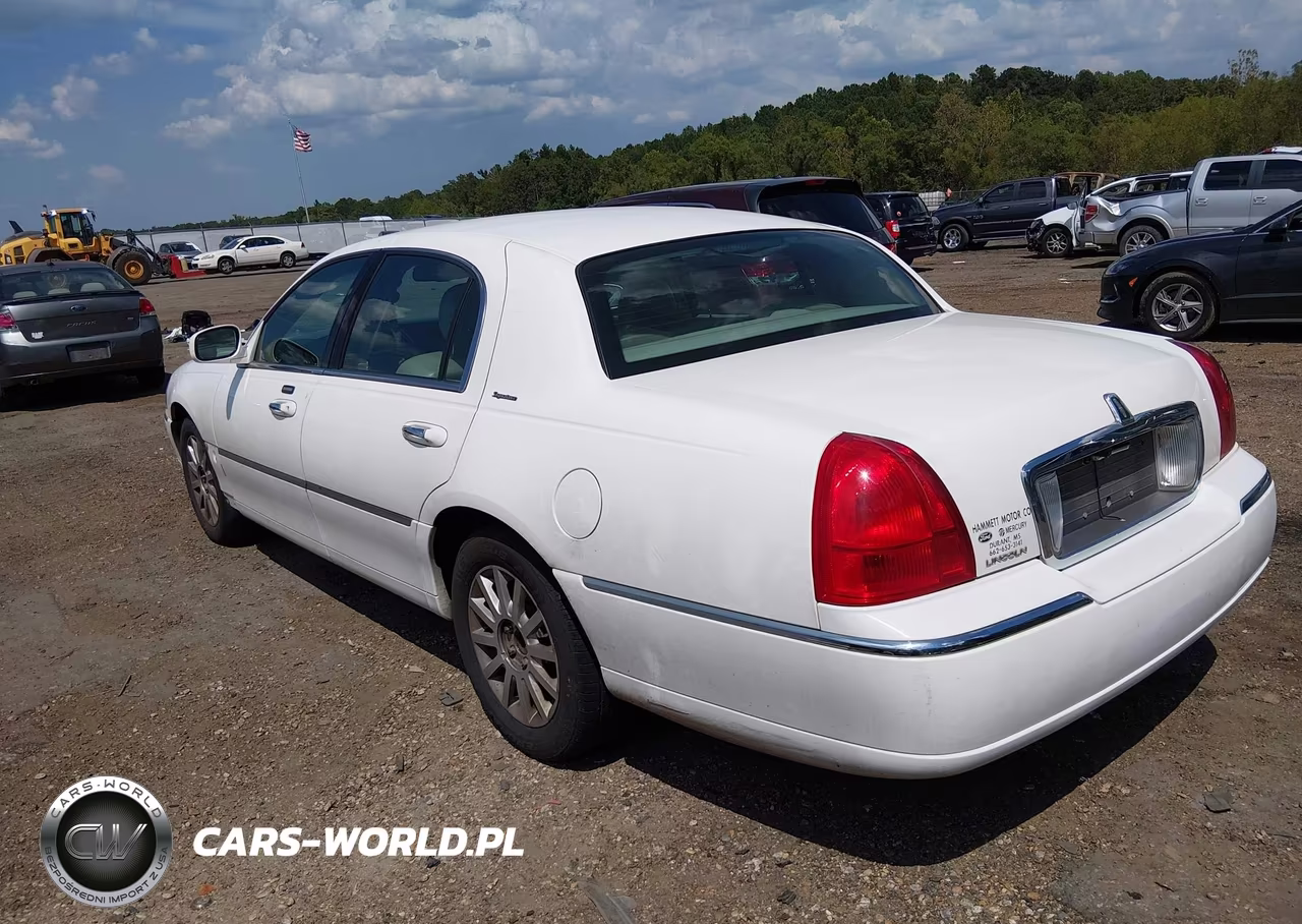 2007 Lincoln Town Car Signature VIN:1LNHM81W77Y628833 - 3