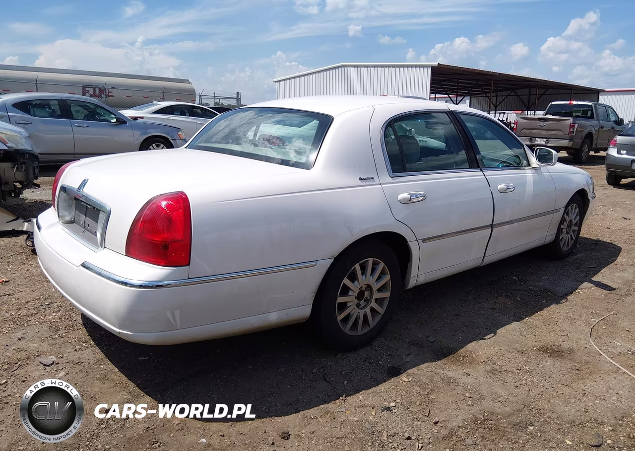 2007 Lincoln Town Car Signature VIN:1LNHM81W77Y628833 - 4