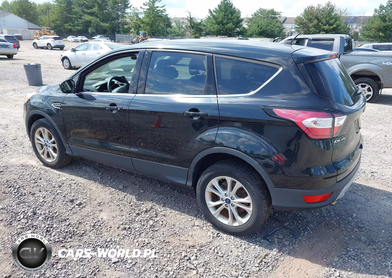 2017 Ford Escape Se VIN:1FMCU9GD6HUD63482 - 3