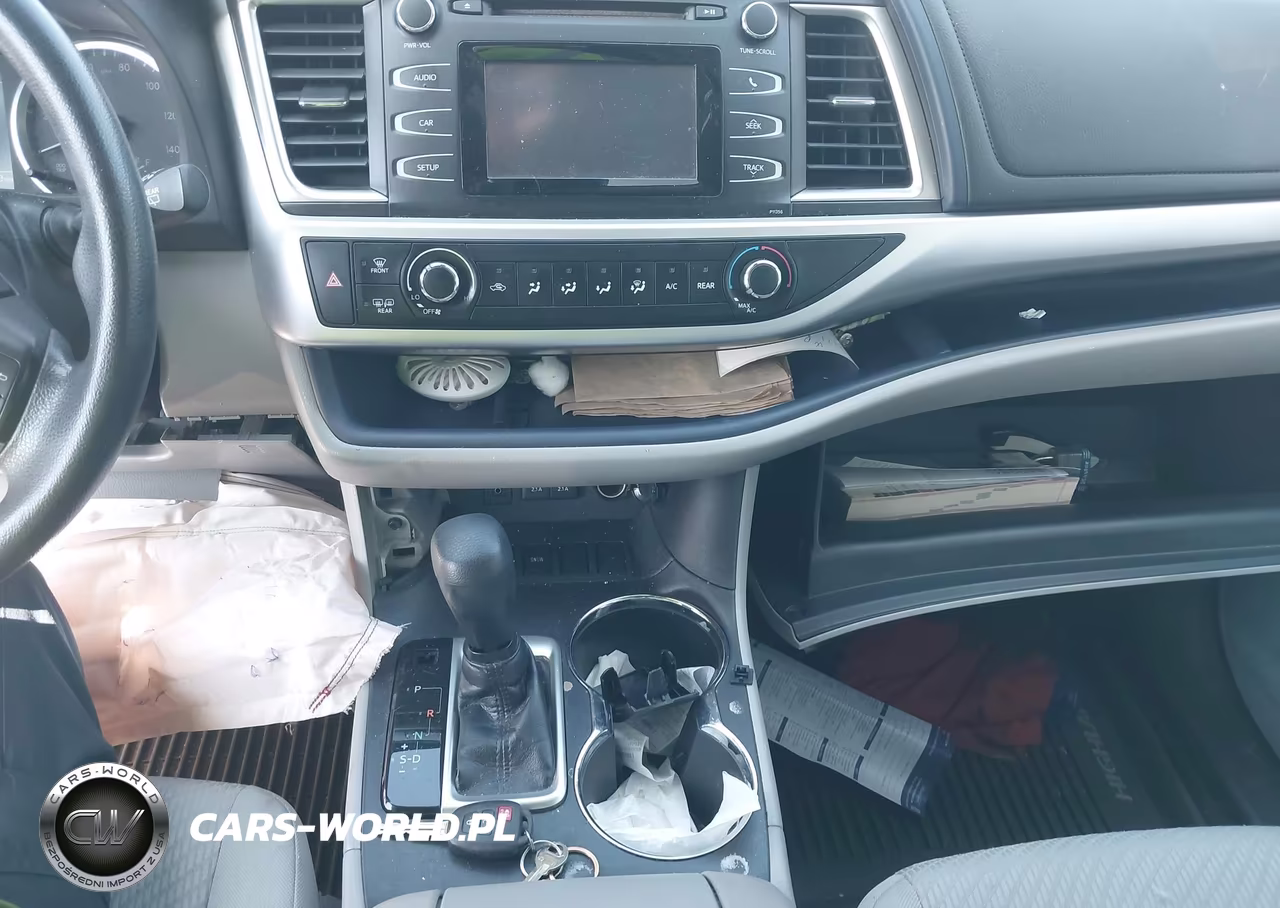 2018 Toyota Highlander Le VIN:5TDZZRFHXJS281169 - 11