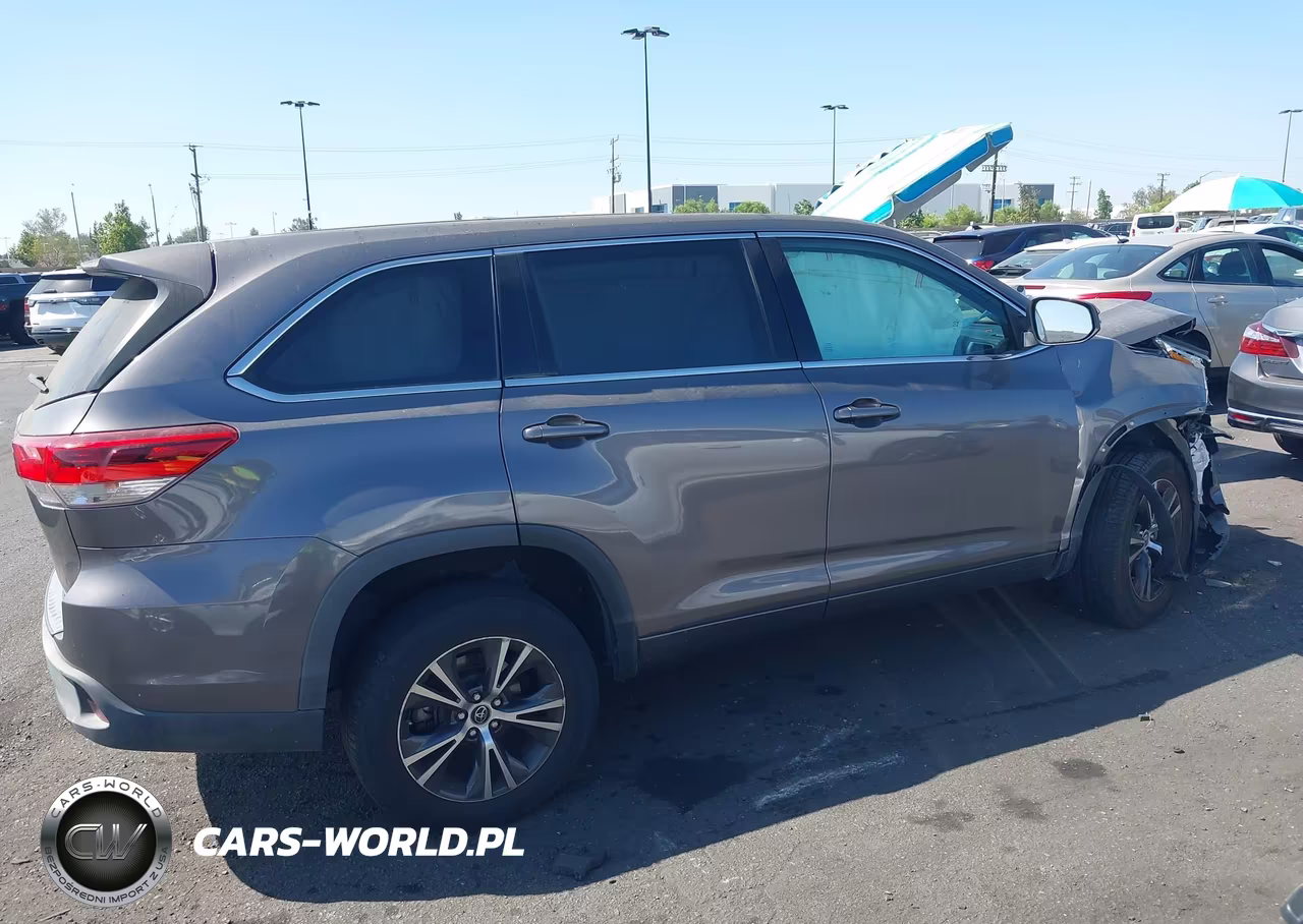 2018 Toyota Highlander Le VIN:5TDZZRFHXJS281169 - 13