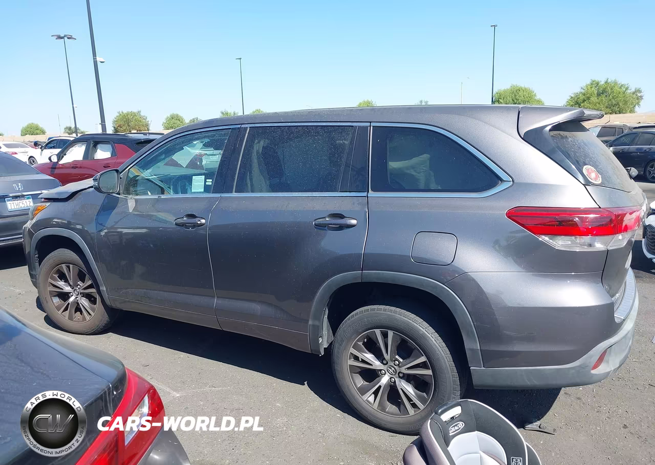 2018 Toyota Highlander Le VIN:5TDZZRFHXJS281169 - 14