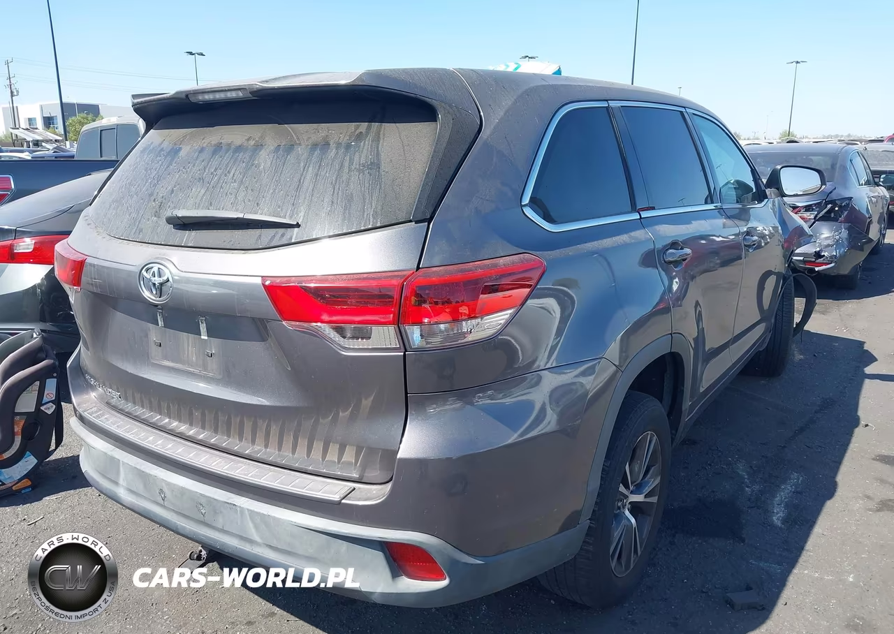 2018 Toyota Highlander Le VIN:5TDZZRFHXJS281169 - 4