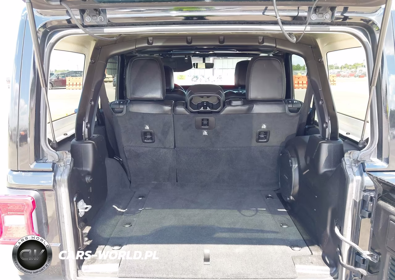 2019 Jeep Wrangler Unlimited Sahara VIN:1C4HJXEG9KW633627 - 17