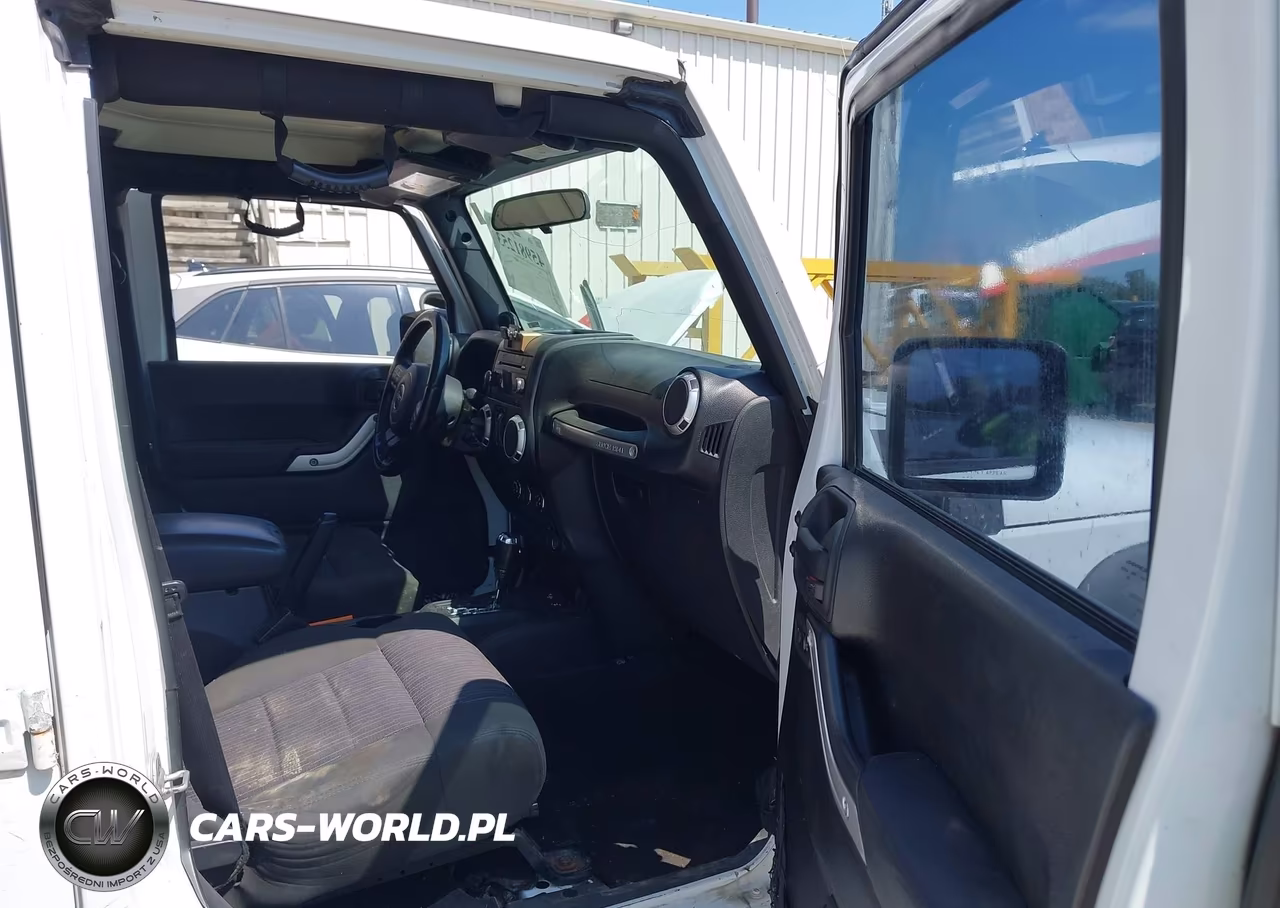 2012 Jeep Wrangler Unlimited Sahara VIN:1C4BJWEG3CL247160 - 5