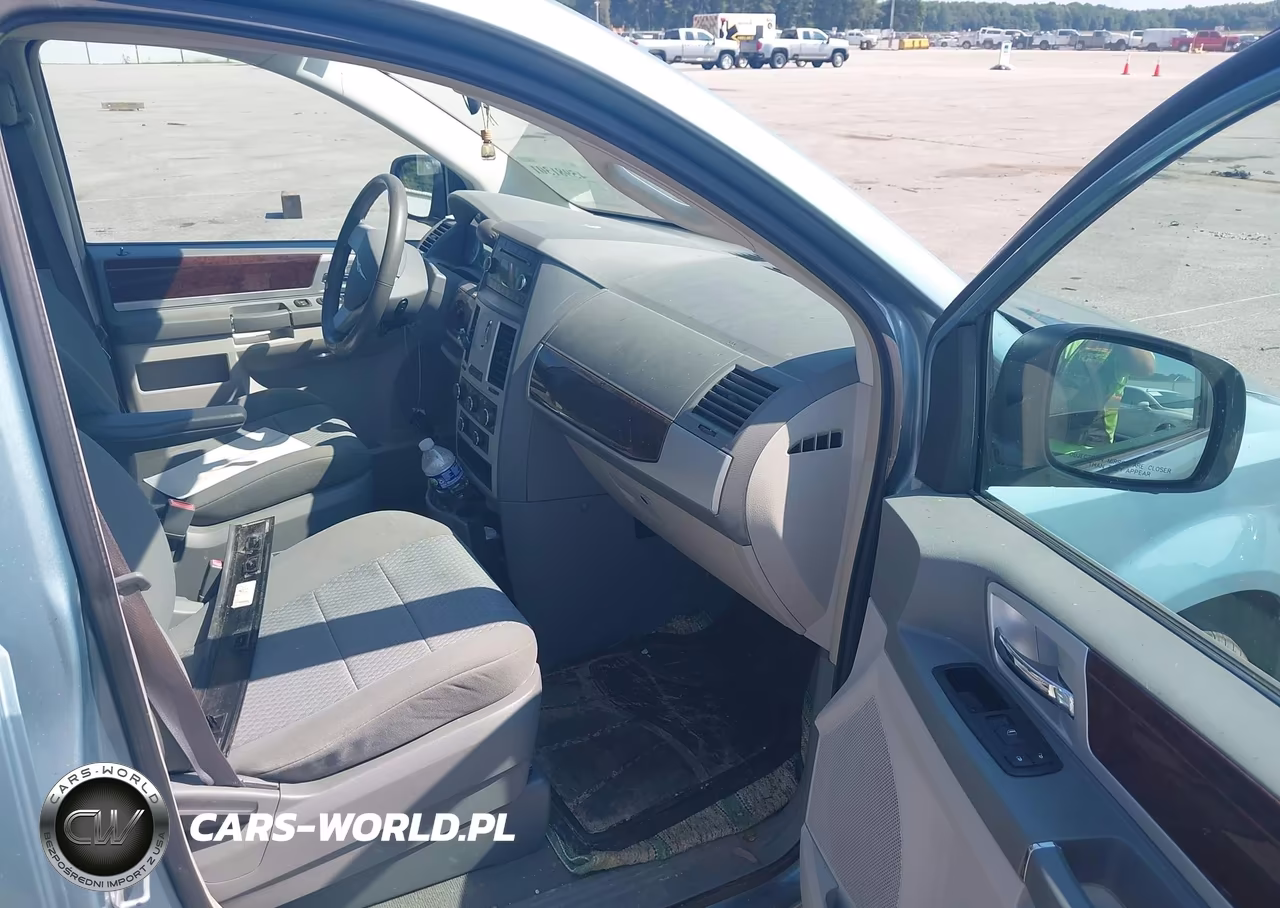 2010 Chrysler Town & Country Touring VIN:2A4RR5D14AR198113 - 5