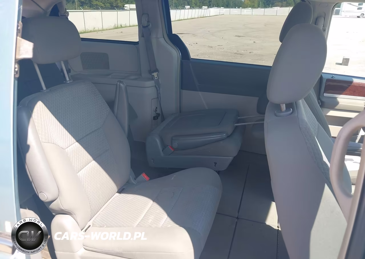 2010 Chrysler Town & Country Touring VIN:2A4RR5D14AR198113 - 8