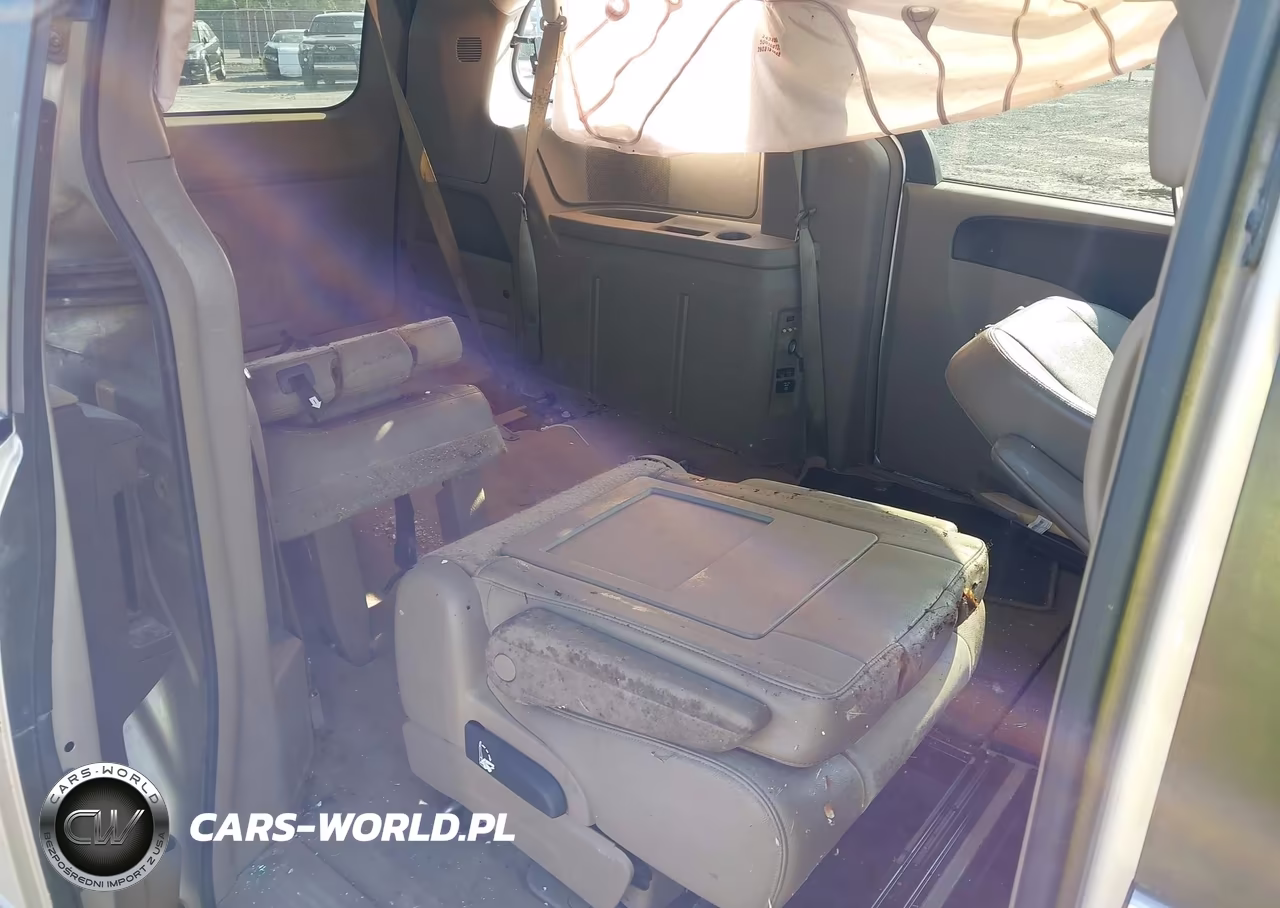 2013 Chrysler Town & Country Touring VIN:2C4RC1BG8DR741913 - 8