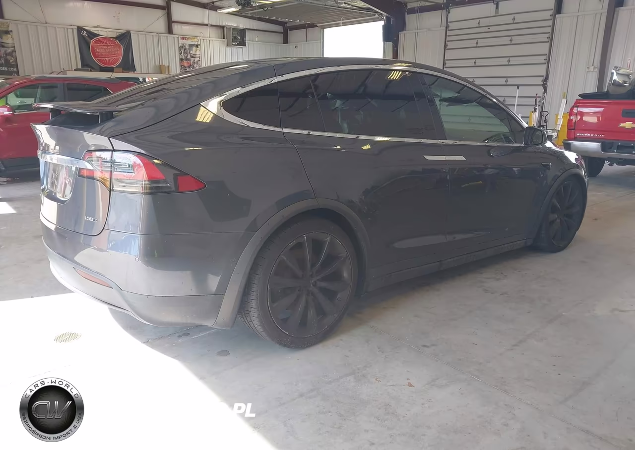 2017 Tesla Model X VIN:5YJXCAE25HF061024 - 4