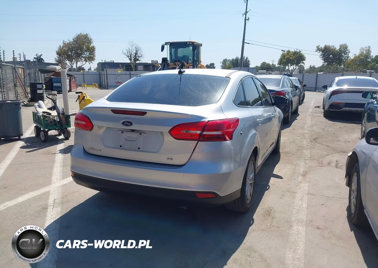 2017 Ford Focus Se VIN:1FADP3F24HL296406 - 3