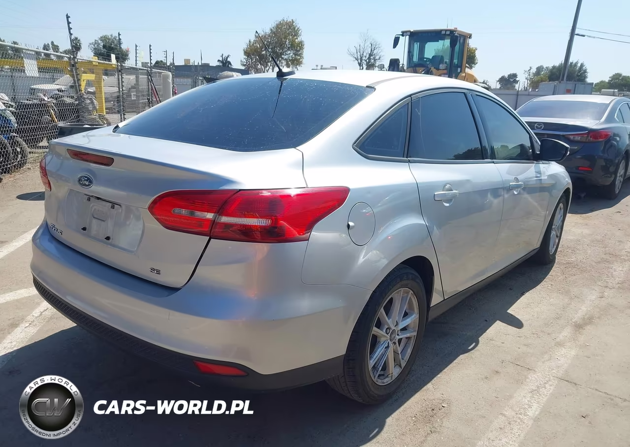 2017 Ford Focus Se VIN:1FADP3F24HL296406 - 4