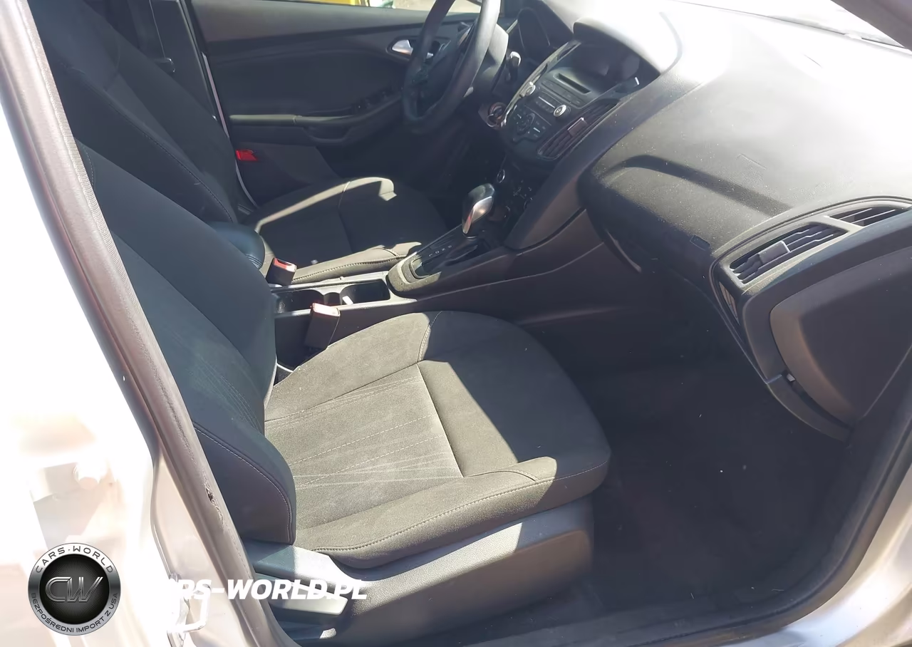 2017 Ford Focus Se VIN:1FADP3F24HL296406 - 5