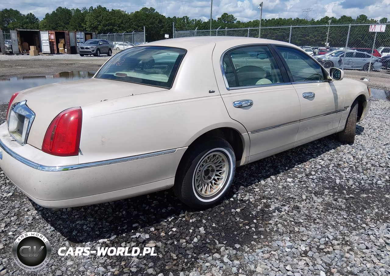 1999 Lincoln Town Car Cartier VIN:1LNHM83W9XY711080 - 4