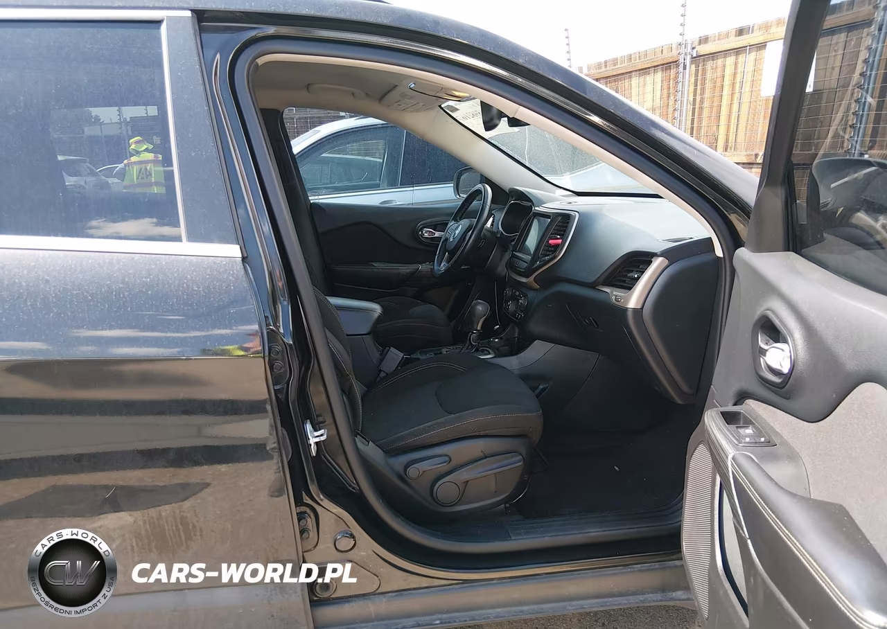 2016 Jeep Cherokee Latitude VIN:1C4PJMCS0GW199882 - 5