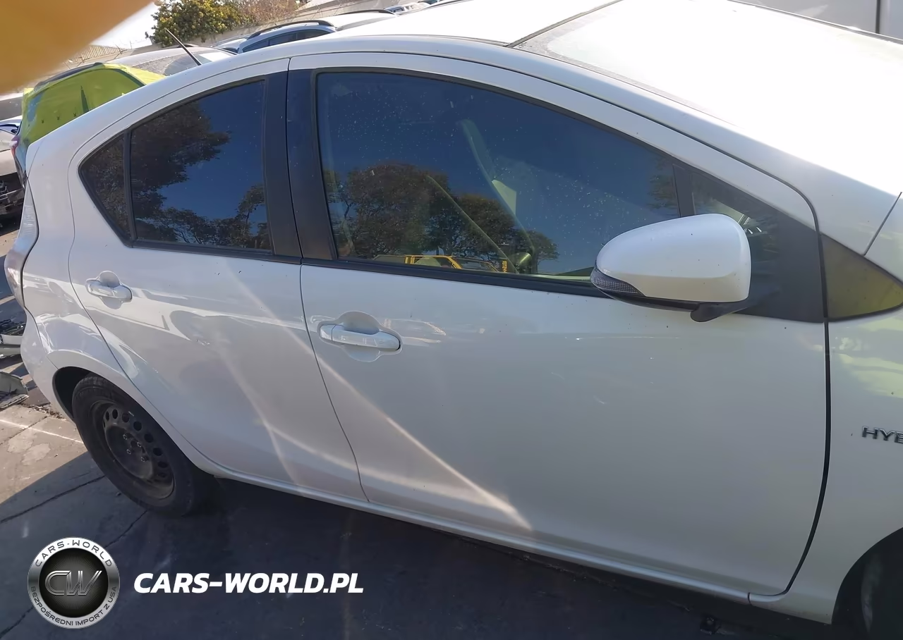 2013 Toyota Prius C Three VIN:JTDKDTB39D1543370 - 13