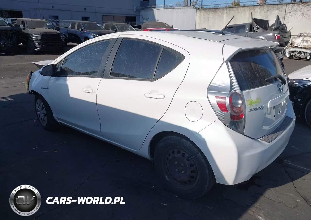 2013 Toyota Prius C Three VIN:JTDKDTB39D1543370 - 3