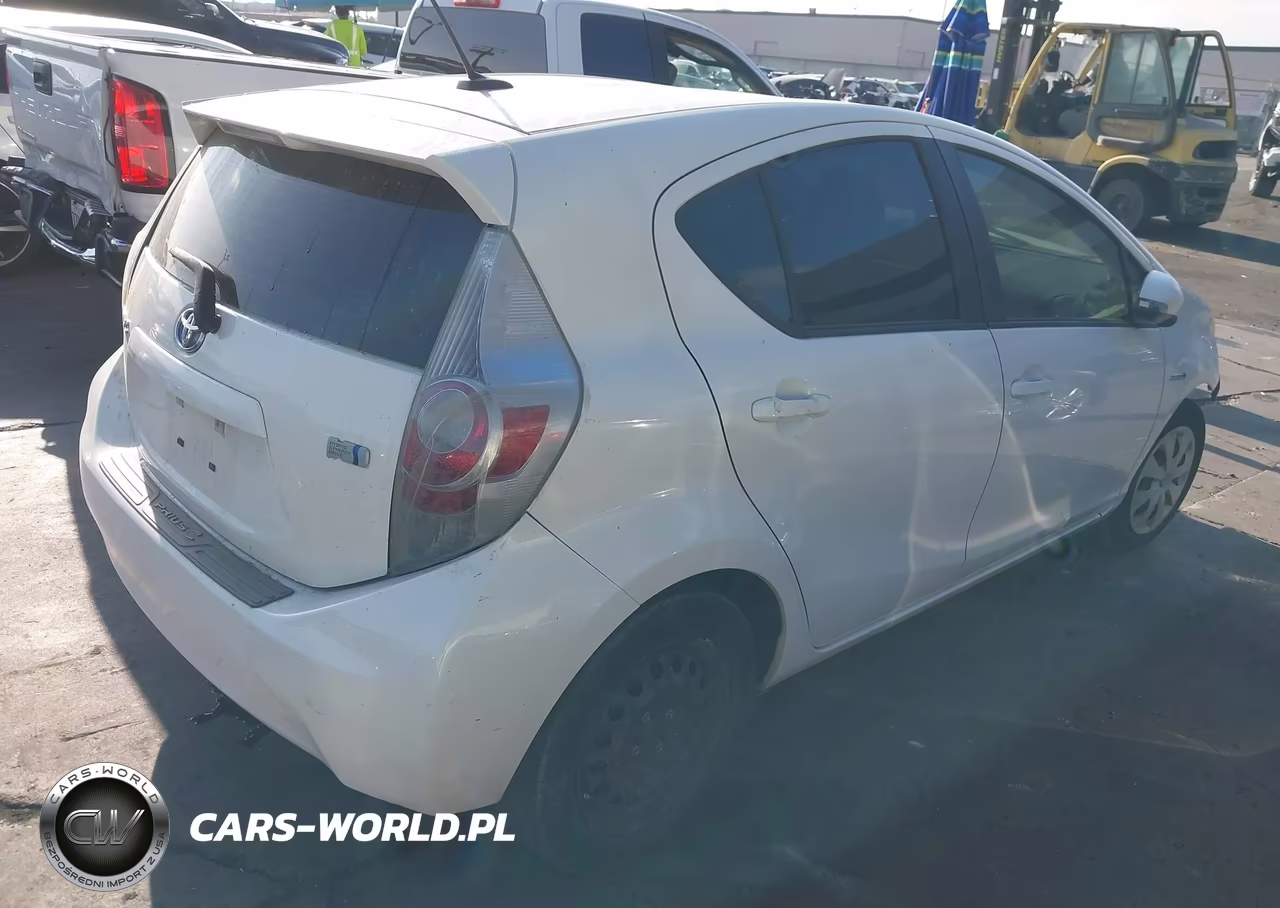 2013 Toyota Prius C Three VIN:JTDKDTB39D1543370 - 4