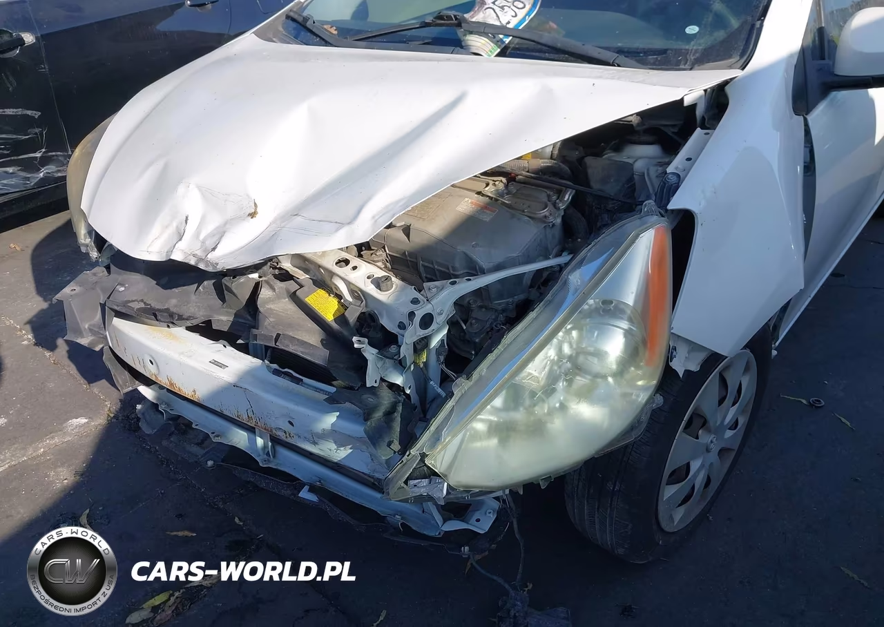 2013 Toyota Prius C Three VIN:JTDKDTB39D1543370 - 6
