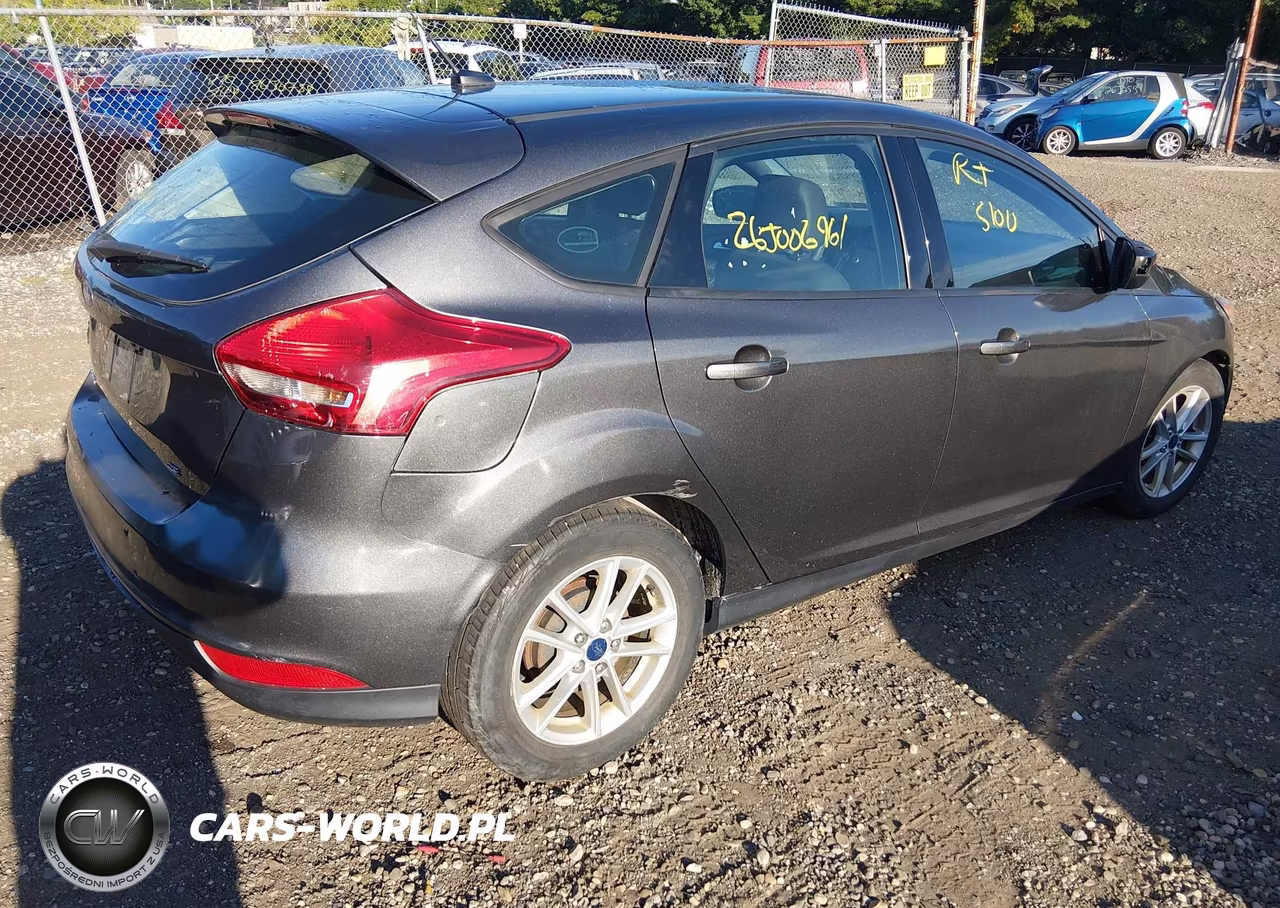 2018 Ford Focus Se VIN:1FADP3K28JL307094 - 4