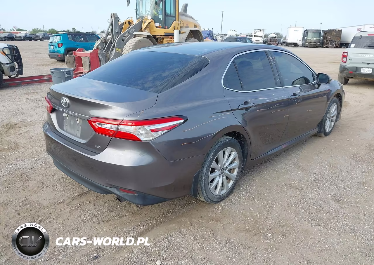 2018 Toyota Camry Le VIN:4T1B11HK5JU558658 - 4