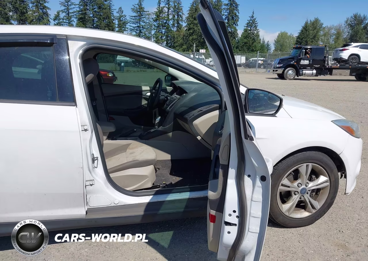 2014 Ford Focus Se VIN:1FADP3F24EL325219 - 5