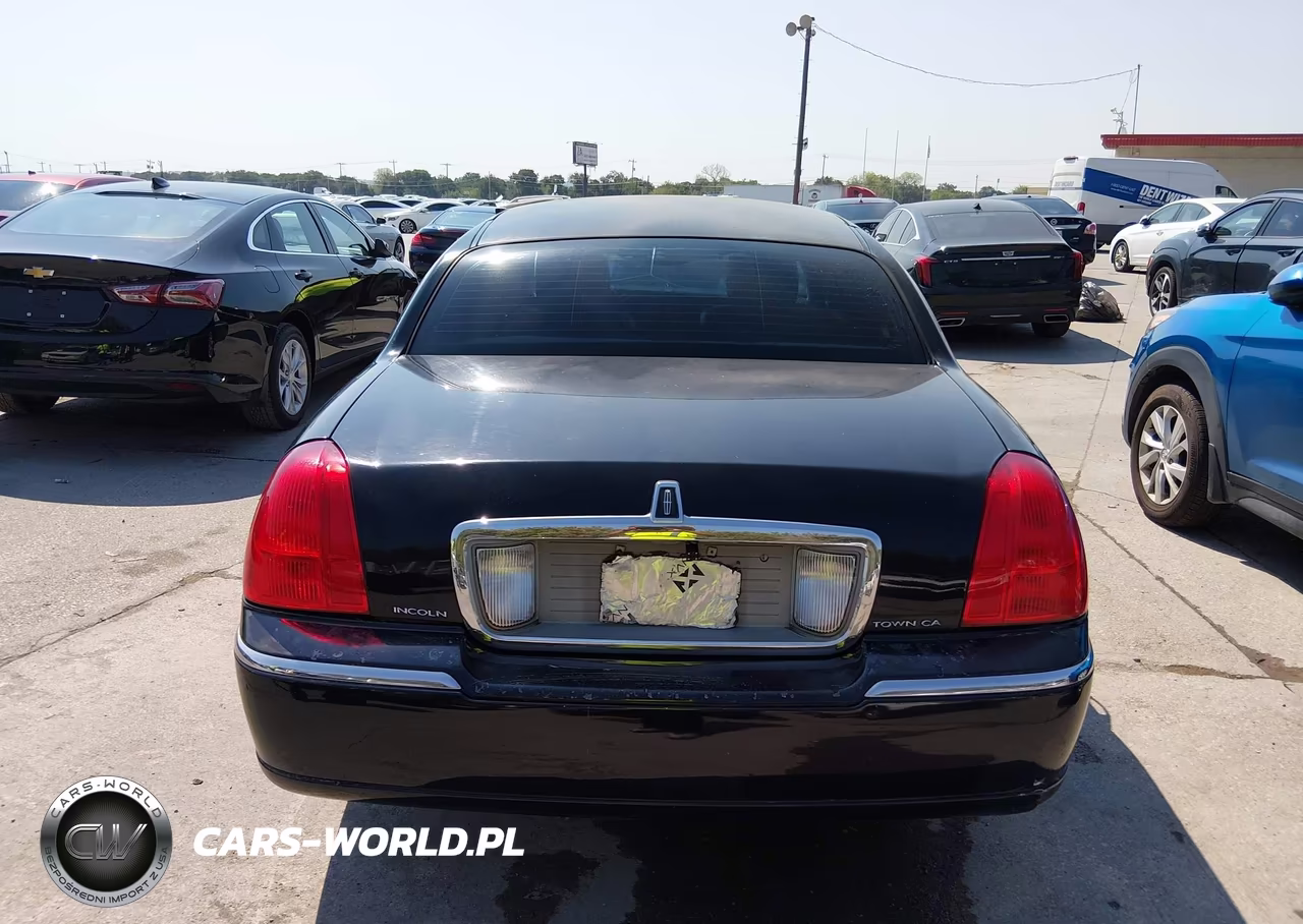 2011 Lincoln Town Car Signature Limited VIN:2LNBL8CVXBX751743 - 16