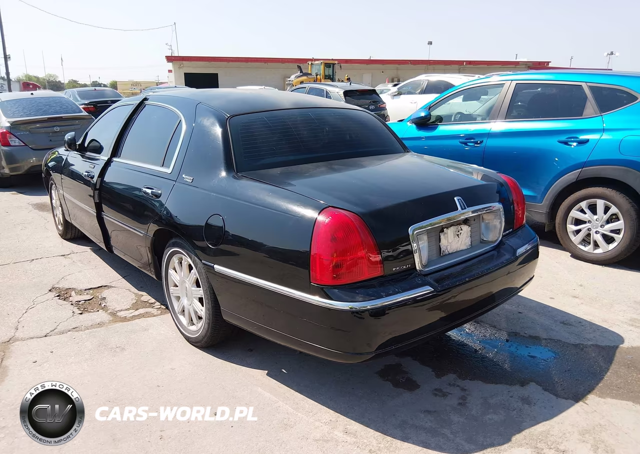 2011 Lincoln Town Car Signature Limited VIN:2LNBL8CVXBX751743 - 3