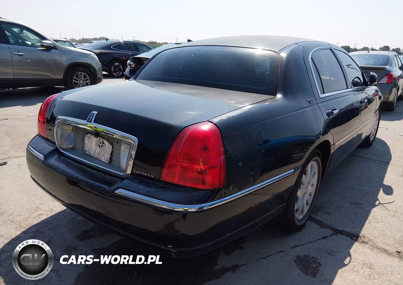 2011 Lincoln Town Car Signature Limited VIN:2LNBL8CVXBX751743 - 4