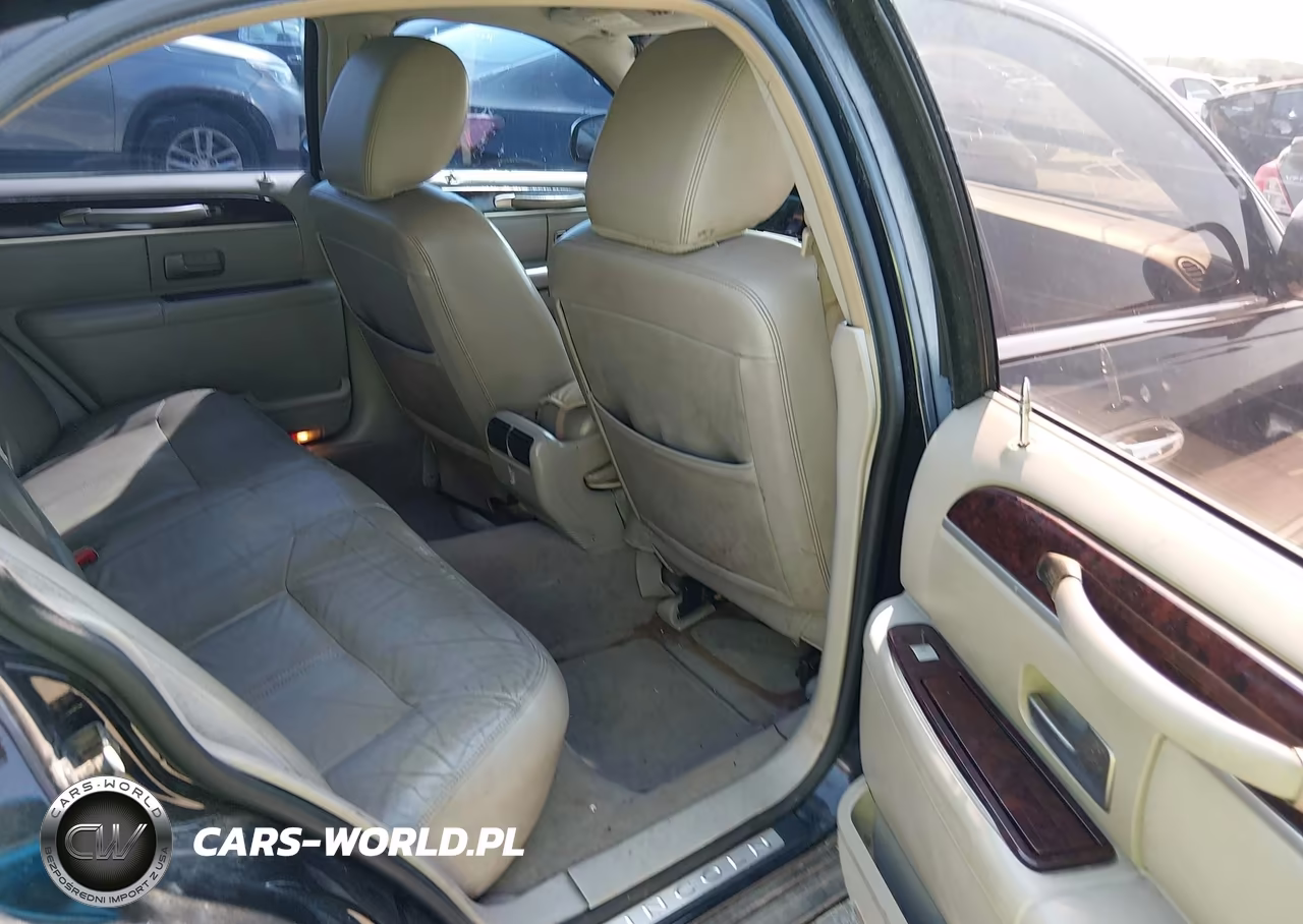 2011 Lincoln Town Car Signature Limited VIN:2LNBL8CVXBX751743 - 8