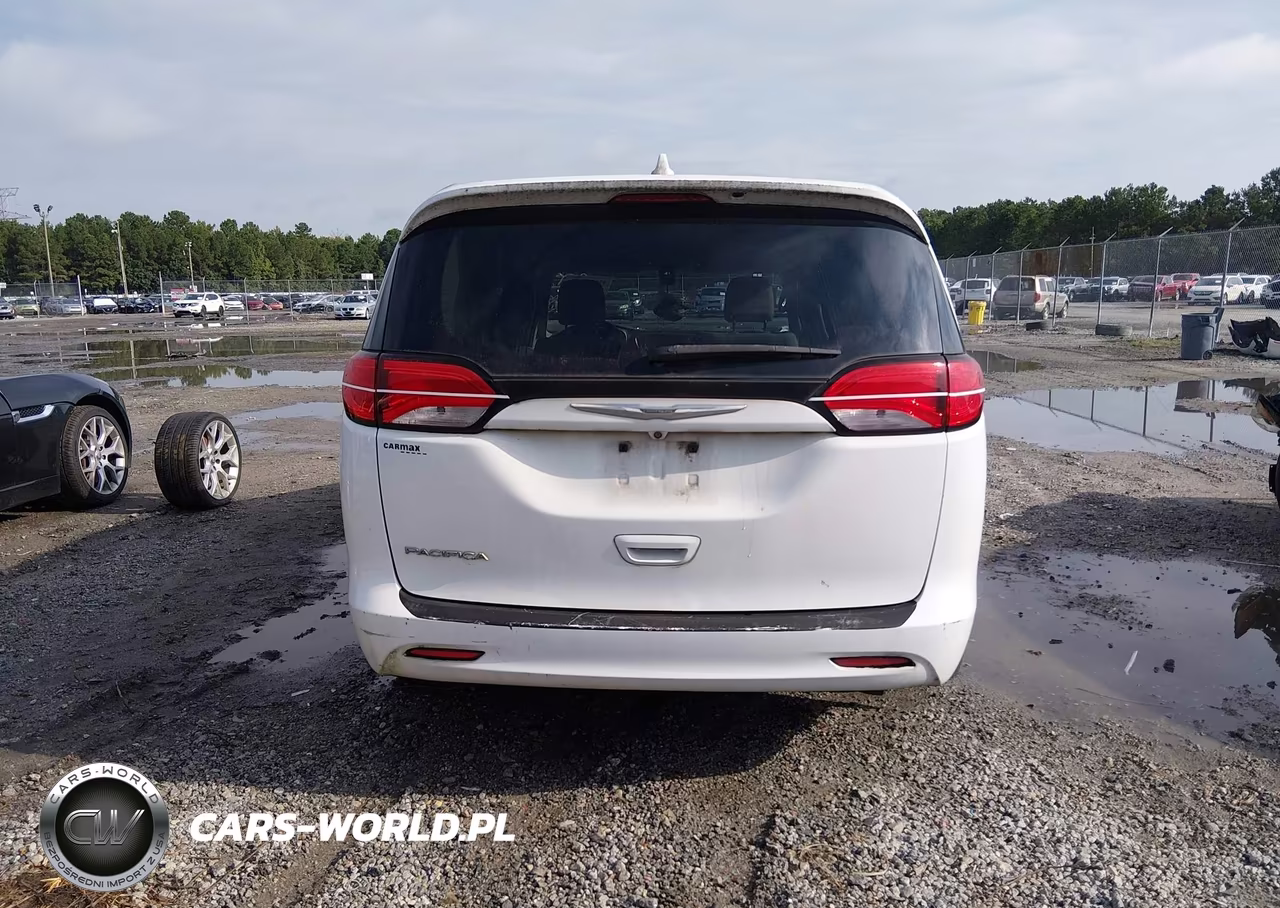 2017 Chrysler Pacifica Touring VIN:2C4RC1DG1HR588763 - 16