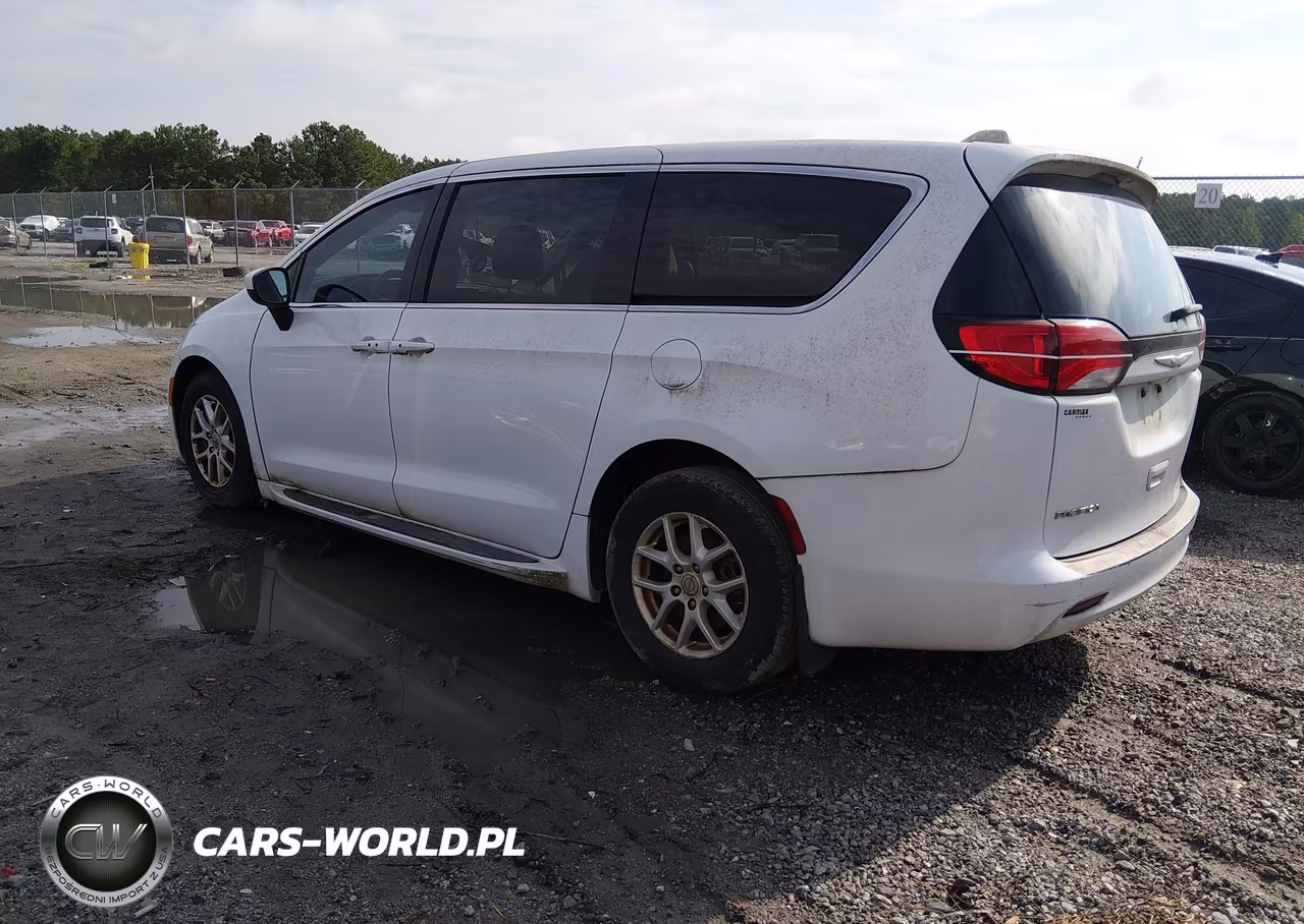 2017 Chrysler Pacifica Touring VIN:2C4RC1DG1HR588763 - 3