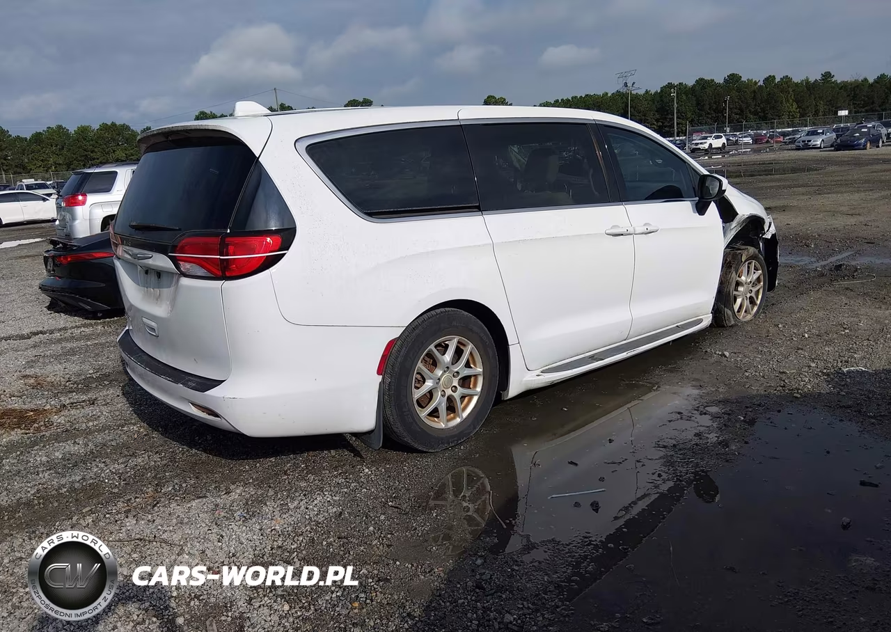 2017 Chrysler Pacifica Touring VIN:2C4RC1DG1HR588763 - 4