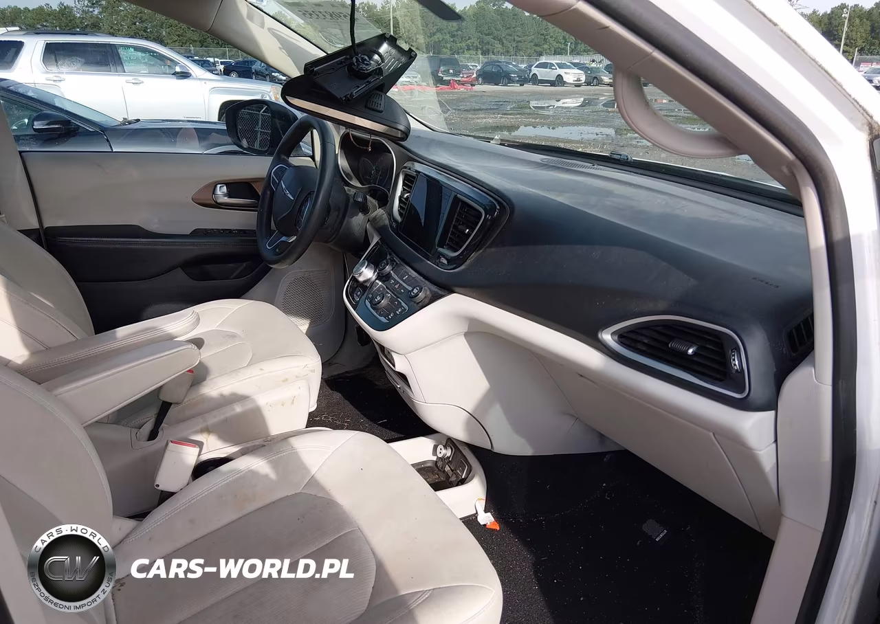 2017 Chrysler Pacifica Touring VIN:2C4RC1DG1HR588763 - 5