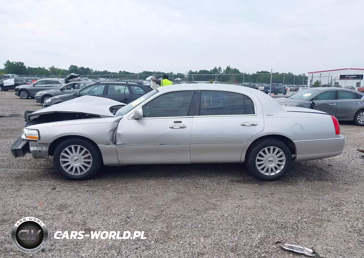 2004 Lincoln Town Car Signature VIN:1LNHM81W34Y636973 - 15