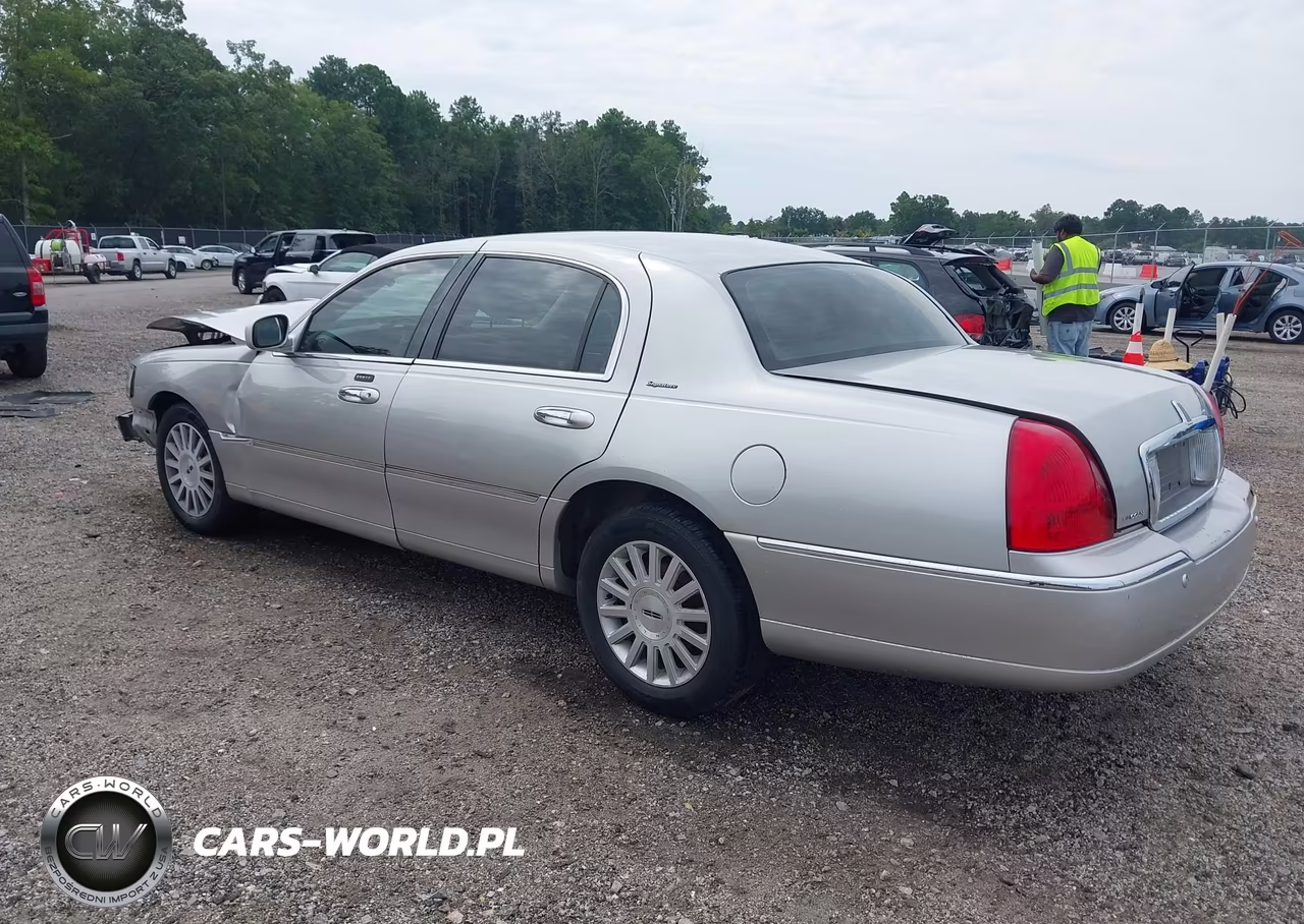 2004 Lincoln Town Car Signature VIN:1LNHM81W34Y636973 - 3