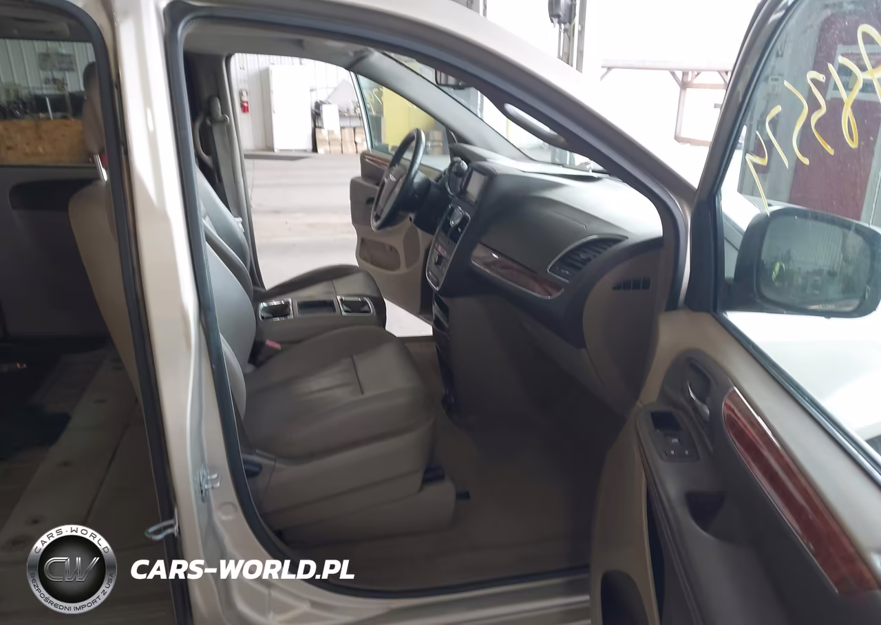 2016 Chrysler Town & Country Touring VIN:2C4RC1BGXGR156139 - 5