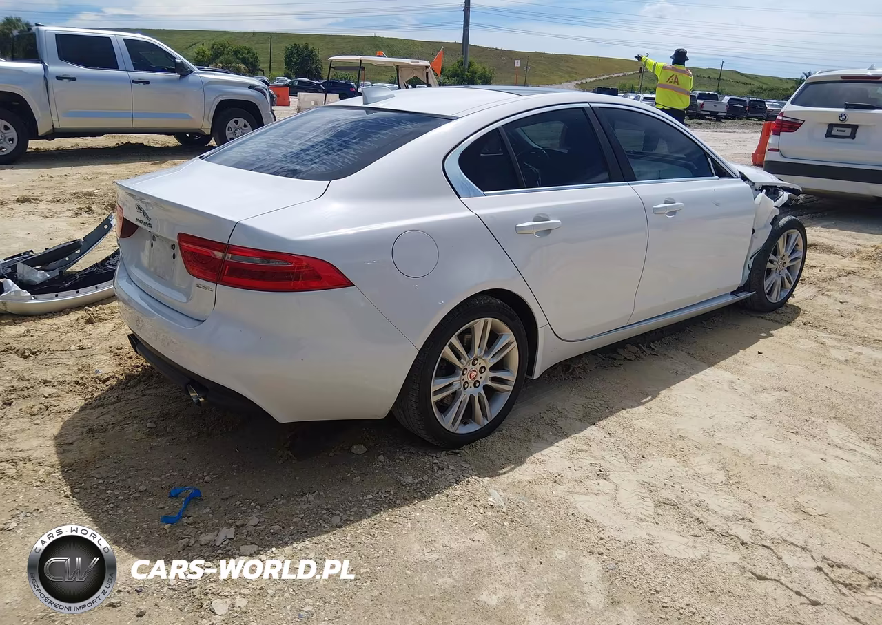 2019 Jaguar Xe 25T Premium VIN:SAJAD4FX7KCP51331 - 4