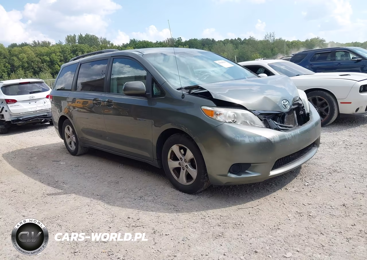 2014 Toyota Sienna Le V6 8 Passenger