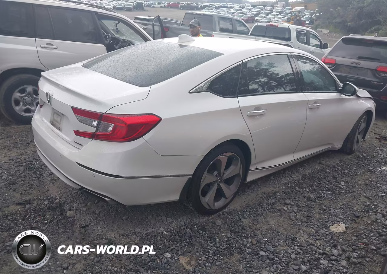 2018 Honda Accord Touring VIN:1HGCV1F90JA067432 - 4