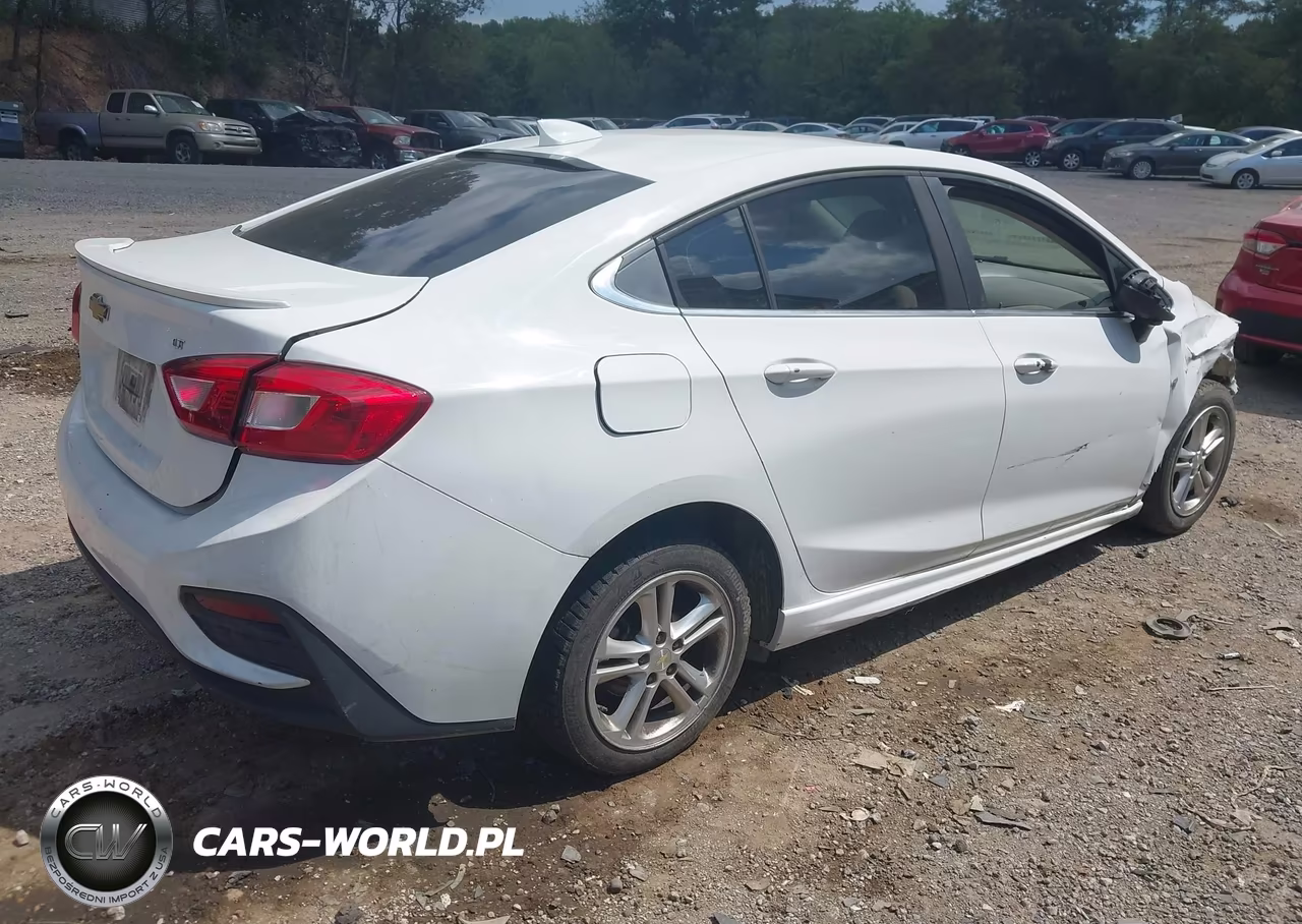 2018 Chevrolet Cruze Lt Auto VIN:1G1BE5SM1J7175642 - 4