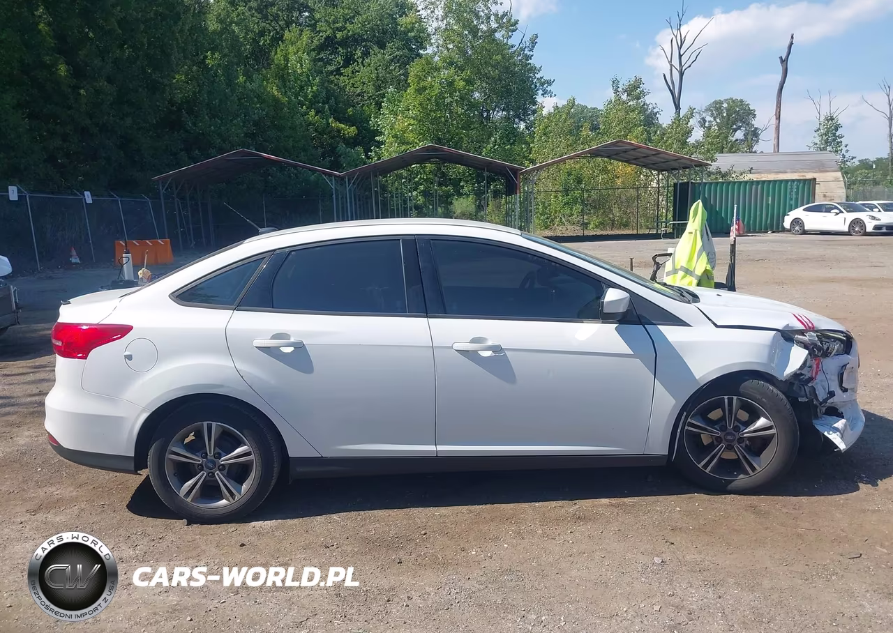 2018 Ford Focus Se VIN:1FADP3F20JL319802 - 13