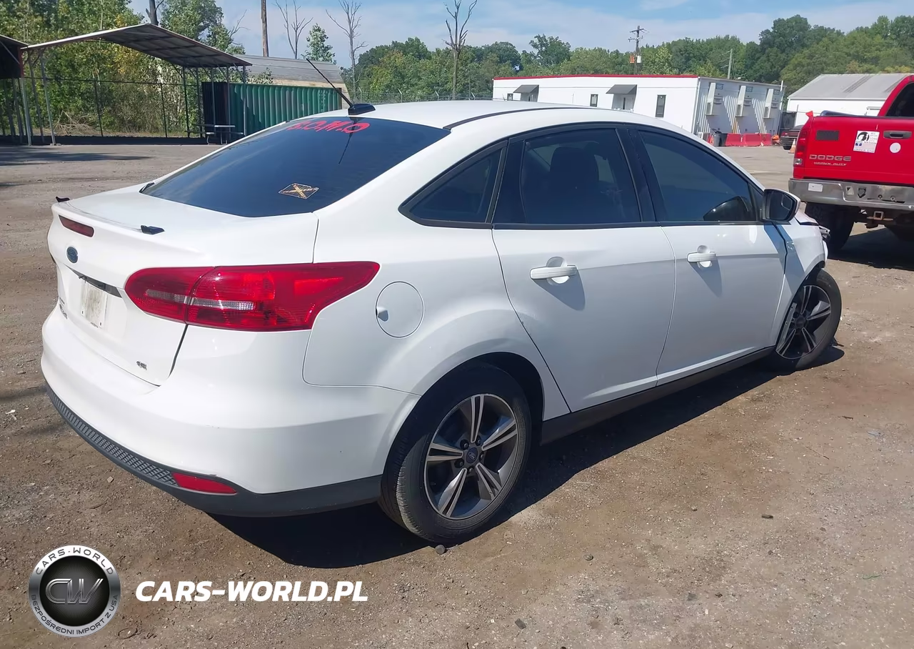 2018 Ford Focus Se VIN:1FADP3F20JL319802 - 4