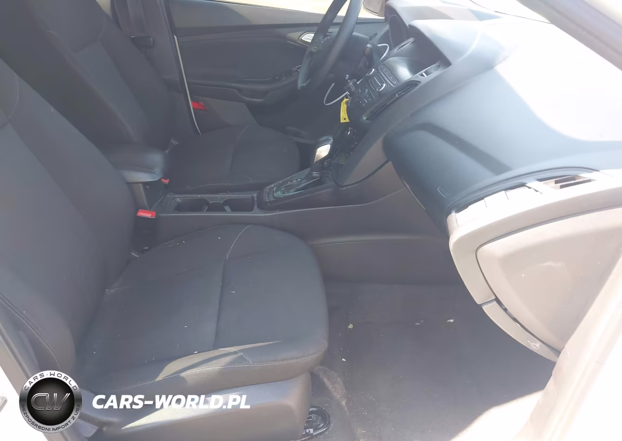 2018 Ford Focus Se VIN:1FADP3F20JL319802 - 5