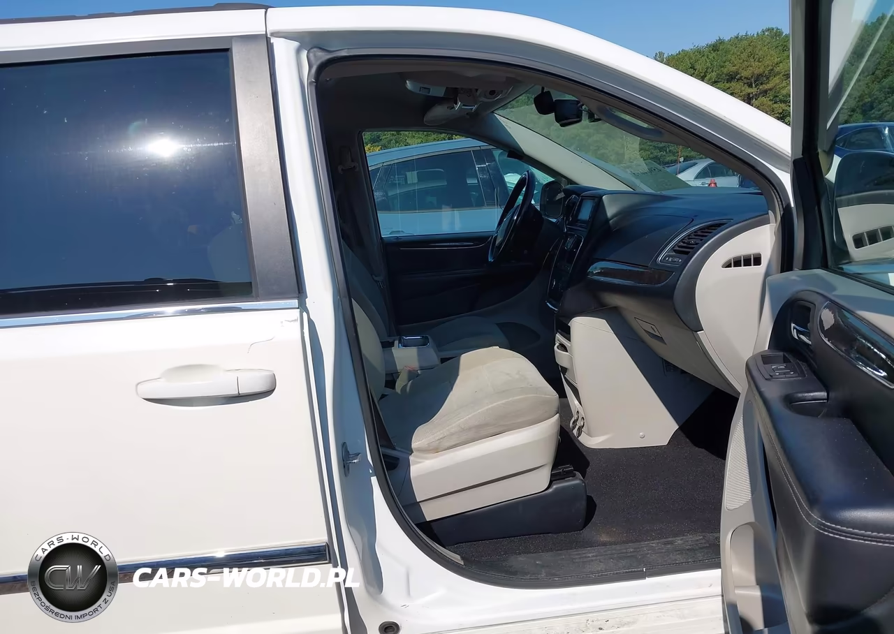 2011 Chrysler Town & Country Touring VIN:2A4RR5DG0BR649267 - 5