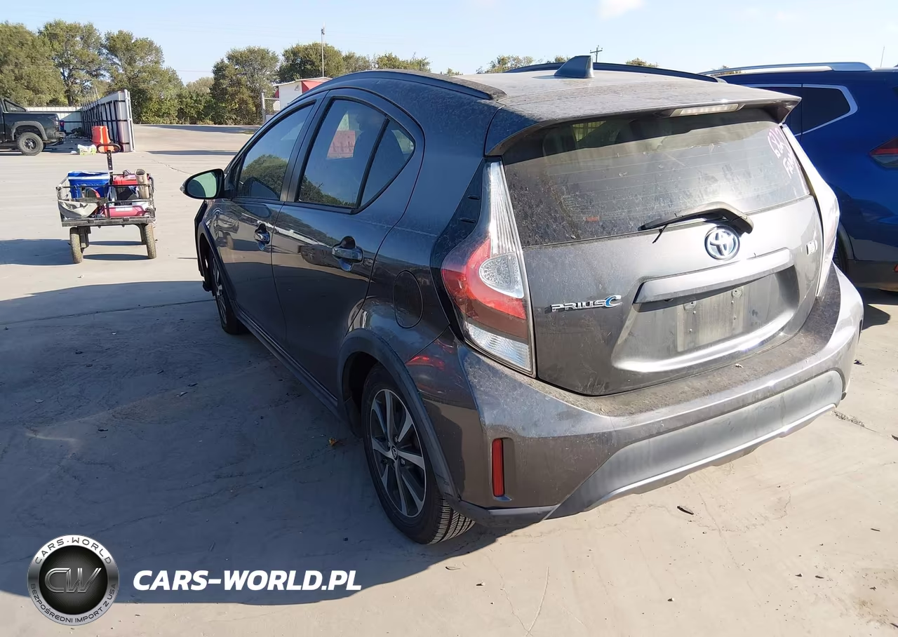 2018 Toyota Prius C Three VIN:JTDKDTB32J1619524 - 3