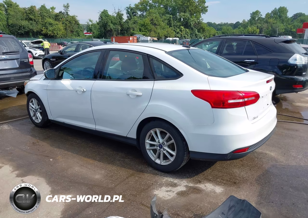 2016 Ford Focus Se VIN:1FADP3F28GL240421 - 3